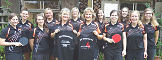 Wildpoldsrieder Tischtennis-Damen mit neuer Spielkleidung gesponsert vom Versicherungsbüro Pfingstl und vom Kultiviert Wildpoldsrieder Tischtennis-Damen mit neuer Spielkleidung gesponsert vom Versicherungsbüro Pfingstl und vom Kultiviert
