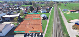 Tennisplätze 2017 mit Sporthalle (re) und WiWa