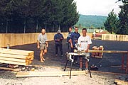 Montieren der neuen Bande am Streethockeyplatzv.li. Anton Pfefferle, Paul Getta,Michael Wei, Dietmar Kretschmer,Stefan Albrecht